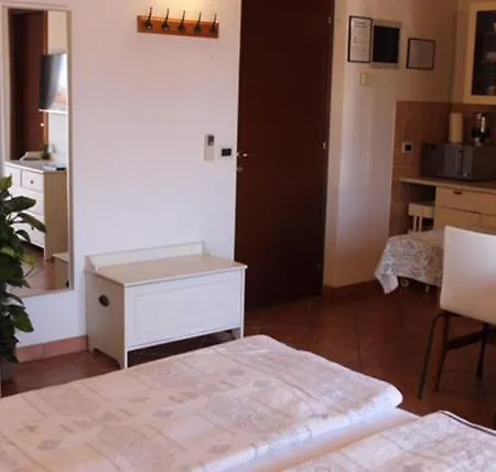 Rooms And Apartments Robert Guest house