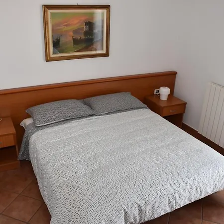 Rooms And Apartments Robert Guest house 3*